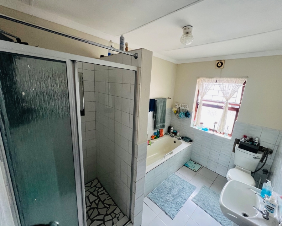 4 Bedroom Property for Sale in Twee Rivieren Western Cape